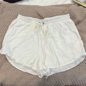 Le Lis Linen White Shorts